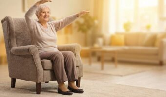 El secreto de los 80 años: el movimiento en silla que puede ser más efectivo que caminar