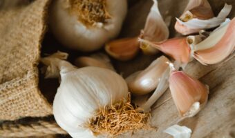 Cómo el ajo fresco puede ayudar a fortalecer tus defensas de manera natural: propiedades, beneficios y formas de uso