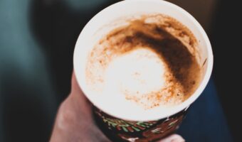 ¿El café con limón realmente aporta beneficios? Mitos, verdades y receta práctica