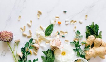 ¿Realmente Ayudan la Cebolla y el Ajo Picados en las Piernas? Tradición, Propiedades y Consejos Prácticos