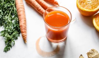 Energía natural al momento, potencia tu día con jengibre y tomate