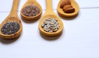 Semillas de chía y linaza antes de dormir para mejorar la circulación en piernas y pies