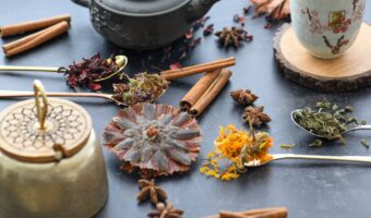 Agua de Hibisco con Canela y Laurel: Por Qué Muchas Mujeres la Prefieren y Cómo Puede Beneficiar tu Rutina