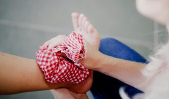 ¿Sirve la Hoja de Repollo Fresca para Aliviar el Dolor en el Tobillo? Aprende Cómo Usarla de Forma Natural y Segura