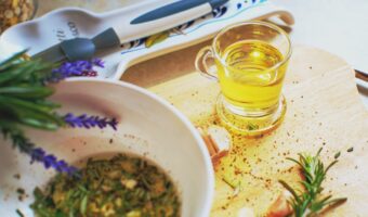 Cómo Preparar una Infusión de Laurel, Romero y Aceite de Oliva: Un Truco Casero para Potenciar tu Cocina y Bienestar