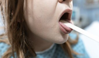 Cómo Identificar las Señales de Alerta del Hígado: 12 Síntomas Clave a Tener en Cuenta