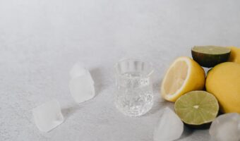 ¿Por qué el limón puede ser beneficioso para la salud urinaria y prostática masculina? Descubre su aporte nutricional y cómo incluirlo en tu rutina diaria