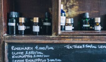 Cómo hacer aceite natural de romero y clavo para cejas y pestañas más fuertes en una semana